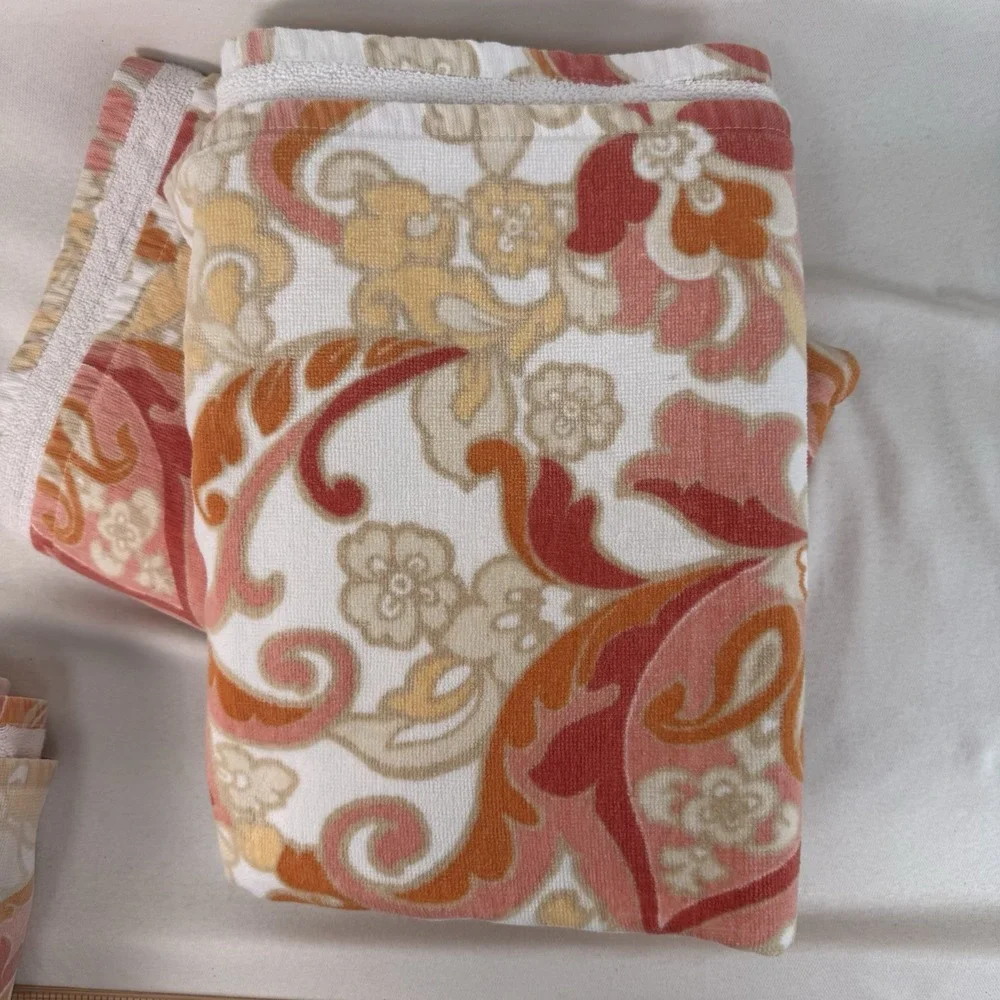 POTTERY BARN 4 Pc Bath & Hand Towel Set Red Coral Gold Paisley Floral Jacobean